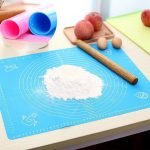 ⁦مفرش سيليكون للعجين والبيتزا مع القياسات لفرد البيتزا - مقاس 50 * 40 سم - أزرق⁩ - الصورة ⁦10⁩